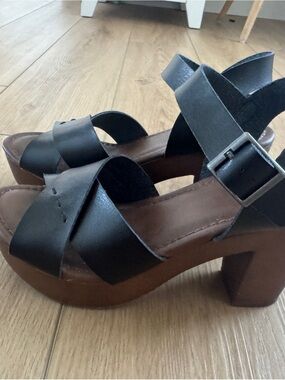 Universal Thread Black Leather Platform Sandals with Brown Wood-Look Heel